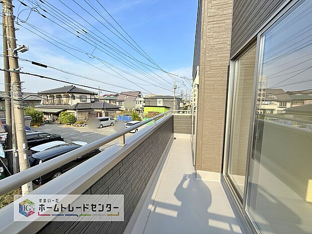 【バルコニー】バルコニーは2部屋以上からの出入りが可能となっております。同じ家族でも生活スタイルが異なる今の時代、昼間お休みになられている方がいても支障なくバルコニーを使えるために必要とされる要素かと思います。