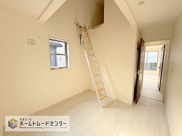 【洋室】ロフト付きの洋室です。ロフトは収納としても就寝スペースとしても利用可能で、居室を最大限に利用できるだけではなく、天井高が高くなりますので、お部屋の開放感が増し気持ちの良い居室を作り出してくれます。