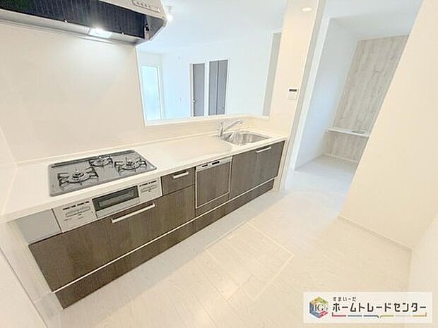 【キッチン】キッチンスペースは家族で作業が出来るよう広めにとりました。みんなで楽しくお料理をすれば、より美味しい食事が創れそうです。そしてお料理好きなお子様が育つかも、もちろん片付けもみんなでできます。