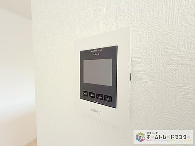 【【TVモニター付きインターホン】】録画機能もあり、どのような人が何時に来訪されたのかが分かります。防犯上はもちろん、お届け物などの把握にも便利です。ライトが付いているので、夜間でも安心です。
