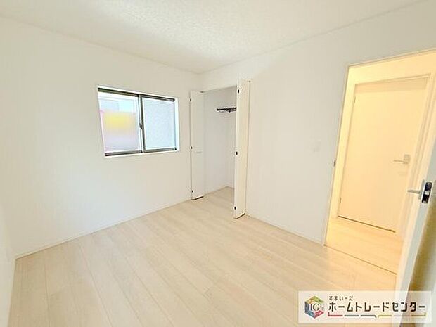 【洋室】各居室に収納を完備しております。収納が豊富な住宅は居室空間がしっかりと使えるので暮らしやすさが断然に上がります。荷物をを気にすることなく家具の配置をお好み通りにできるのも大きな魅力です。