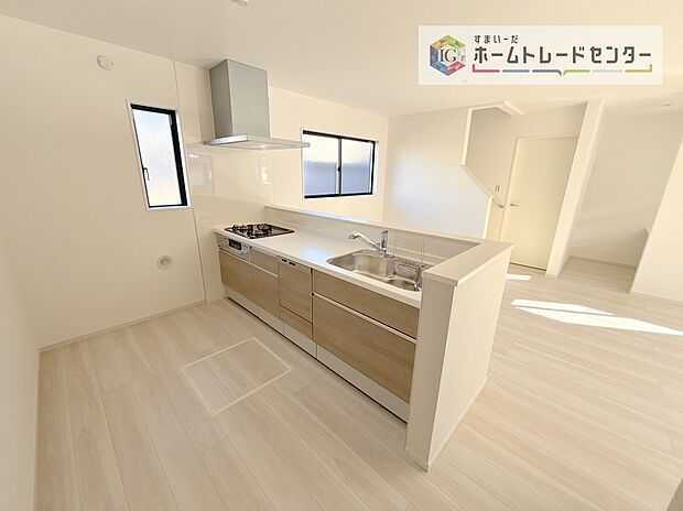 【キッチン】キッチンスペースはご家族みんなで作業ができるスペースを確保しております。みんなで楽しくお料理やお片付けをすれば、家事の時間も家族のコミュニケーションの時間に変わります。