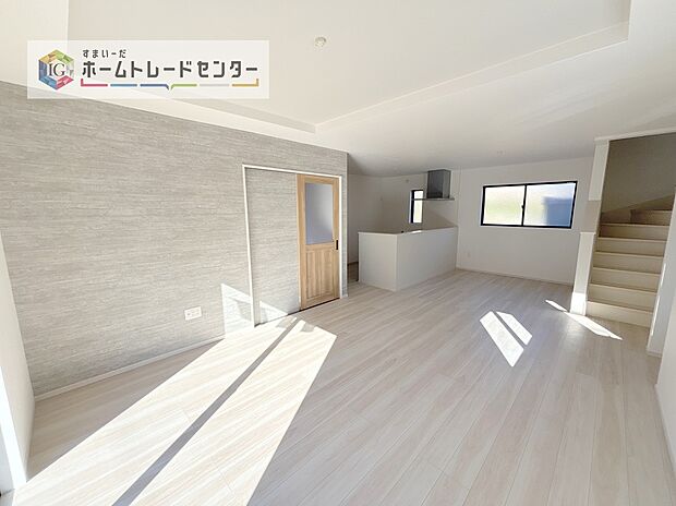 【リビング】対面キッチンの前にダイニングテーブルを置き、手前側がリビングスペースになるかと思います。広く奥行きがありますので、ダイニング、リビングの各スペースの役割をしっかり分けて確保していただけます。
