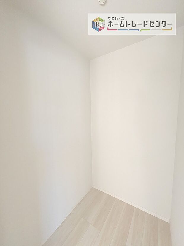 【収納】あると助かるウォークインクローゼットです。長く住むにつれて自然と多くなるお荷物も楽々しっかりと収納できます。また、時間のかかる衣替えも衣服の順番を変えるだけでいつでも簡単にできてストレスフリー。
