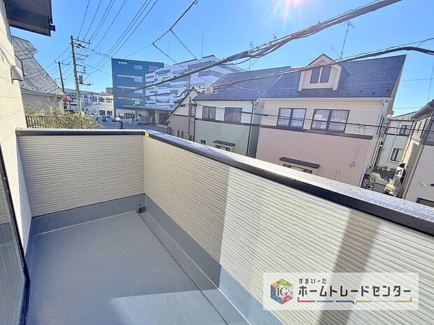 【バルコニー】南面に面したバルコニーはもちろん日当たり良好です。お洗濯物を干していただく際にも楽にできるように奥行きを広くお取りいたしました。明るく、暖かなゆとりあるスペースで快適に家事を行っていただけます。