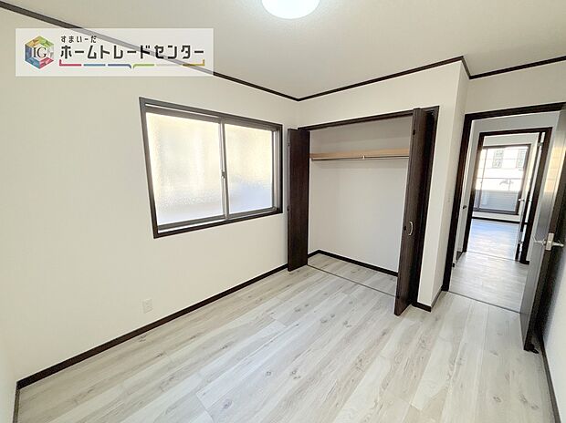 【洋室】各居室に収納を完備しております。収納が豊富な住宅は居室空間がしっかりと使えるので暮らしやすさが断然に上がります。荷物をを気にすることなく家具の配置をお好み通りにできるのも大きな魅力です。