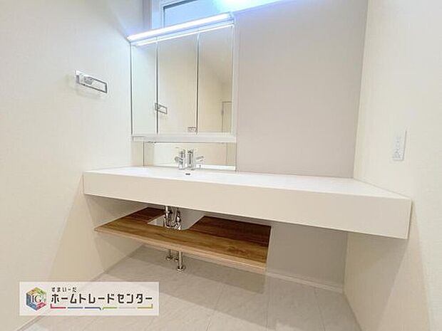 【【洗面所】】合わせ鏡が可能な3面鏡です。朝の忙しい時間でもの身だしなみのチェックもここだけで完結できます。もちろん鏡の後ろは充分な収納力を持った収納となっており、視界に入る部分はスッキリと片付きます。