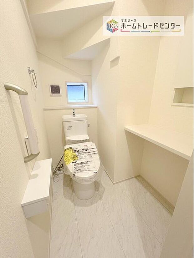 【【トイレ】】暖房機能の付いた便座は冬の寒い日にはあって良かったと本当に思います。もちろん快適で清潔なシャワー機能は標準で備えています。スペースも広くとっているので普段のお掃除もしやすいトイレスペースです。