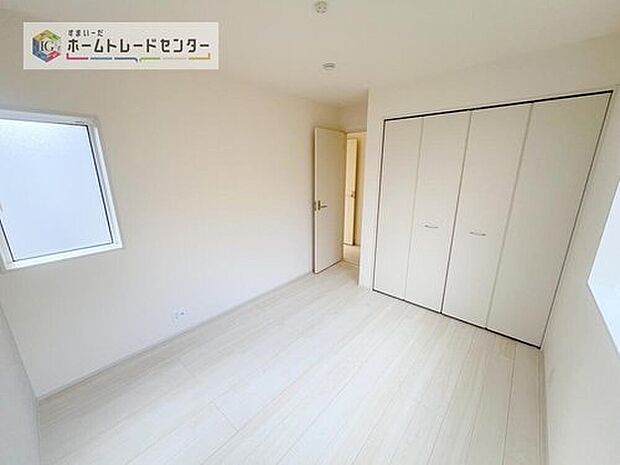 【洋室】各居室に収納を完備しております。収納が豊富な住宅は居室空間がしっかりと使えるので暮らしやすさが断然に上がります。荷物をを気にすることなく家具の配置をお好み通りにできるのも大きな魅力です。