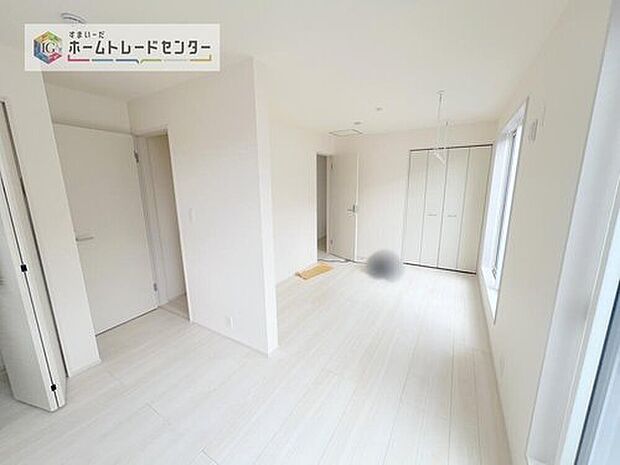 【洋室】将来的には間仕切りを設けて二つの部屋にすることも考えた洋室です。現在は10帖以上の主寝室としてお使いいただき、家族が増えたとき、成長した時には、間仕切りをし、お二人分のプライベート空間へと変わります。