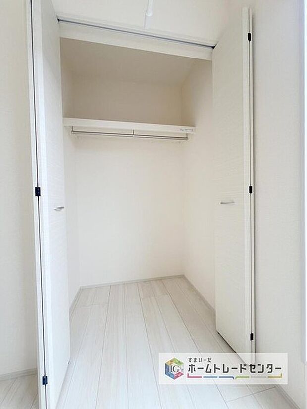 【収納】収納スペースは住宅を探す際には重要なポイントの一つだと思います。そのため少しでも空間が取れるところは可能な限り収納スペースとしたしました。居室をスッキリとお使いいただきたいお客様に大変喜ばれています。