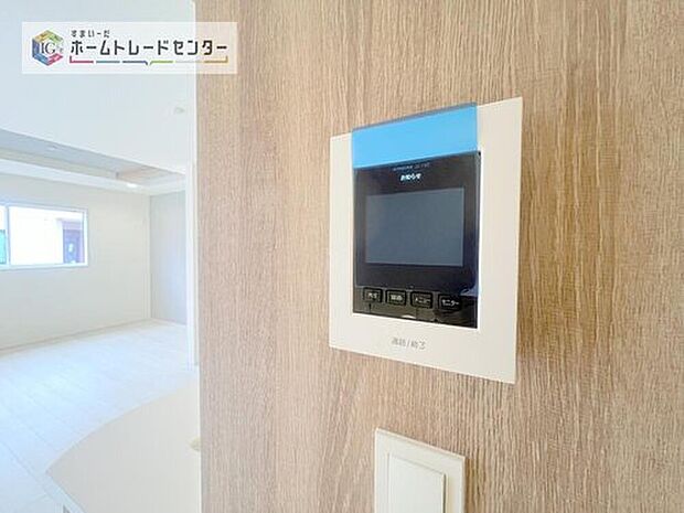 【【TVモニター付きインターホン】】録画機能もあり、どのような人が何時に来訪されたのかが分かります。防犯上はもちろん、お届け物などの把握にも便利です。ライトが付いているので、夜間でも安心です。