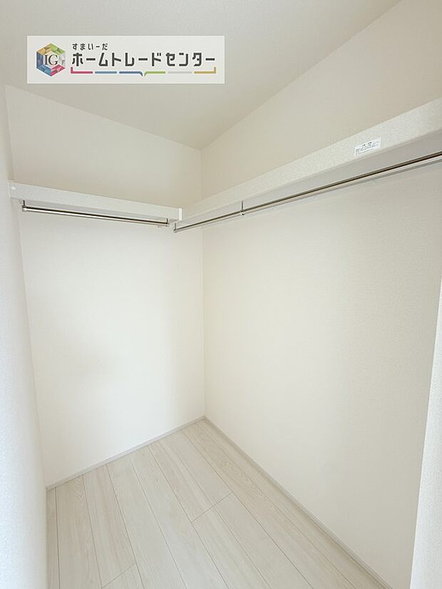 【収納】大容量のウォークインクローゼットです。どなた様でも収納に頭を悩ませたことがあるかと思います。ウォークインクローゼットがございますと一気に解決いたしますし、お部屋を最大限の空間ですっきりお使い頂けます。