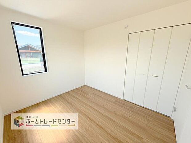 【洋室】日当りの良さは写真でも充分に伝わるかと思いますが、開放感のある周囲にめぐまれたおかげで、風通しもとても良くなっております。ぜひ現地を見ていただき体感していただきたいポイントです。