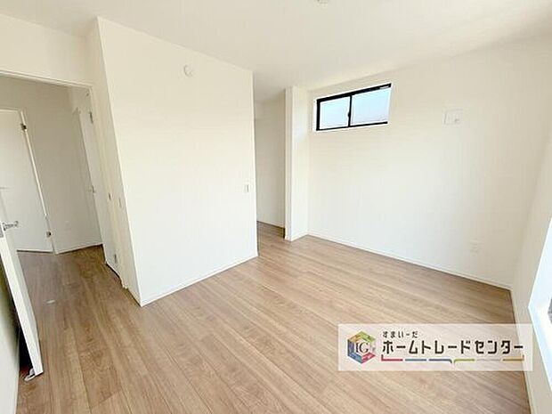 【洋室】主寝室は7.7帖、お子様がまだ小さいご家庭なら２階のお部屋はここだけでいいかもしれません、もちろんウォークインクローゼットがついておりますので、荷物に悩まされることなく、好きに家具の配置ができます