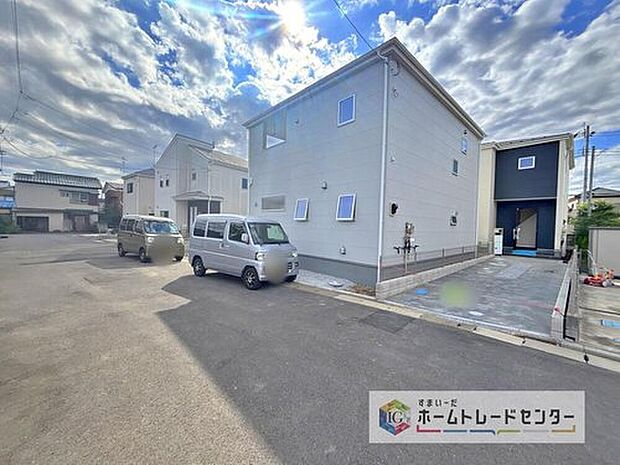 【【カースペース2台】】カースペースが2台分ございますので、家族分の自転車を駐輪したり、急な来客用の駐車スペースとしてもお使いいただけます。

