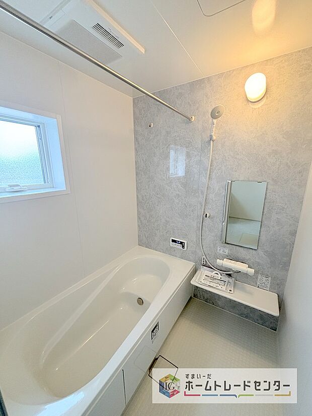 【【浴室】】一坪タイプのユニットバスは、足をしっかりと延ばして一日の疲れを癒すことが可能です。浴室暖房乾燥機も完備しておりますので、カビの心配が無いのはもちろん、雨の日のお洗濯物はお風呂で乾かせます。
