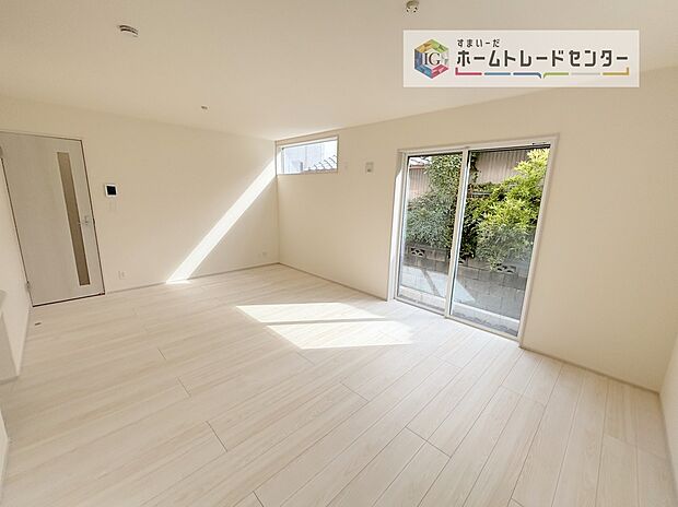 【リビング】広々としたリビングは南側に設けた掃き出し窓からたくさんの陽光を取り入れてくれます。家族が集まる空間ですからやはり明るさと、暖かさは大切です。広さがありますので家具の配置に悩まなくて済むのも良いです。
