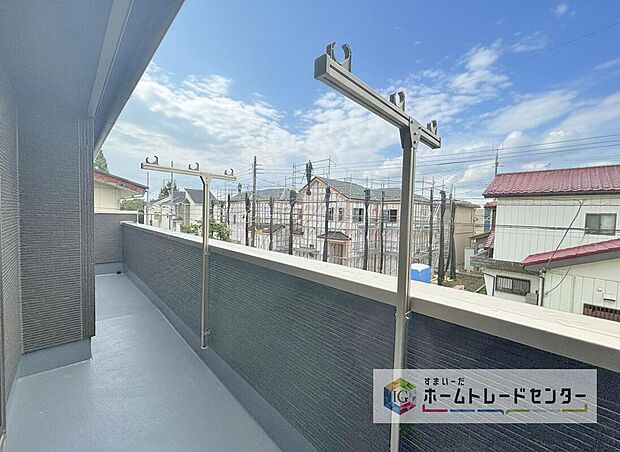 【バルコニー】南面に面したバルコニーはもちろん日当たり良好です。お洗濯物を干していただく際にも楽にできるように奥行きを広くお取りいたしました。明るく、暖かなゆとりあるスペースで快適に家事を行っていただけます。