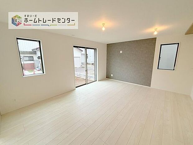 【リビング】広々としたリビングは南側に設けた掃き出し窓からたくさんの陽光を取り入れてくれます。家族が集まる空間ですからやはり明るさと、暖かさは大切です。広さがありますので家具の配置に悩まなくて済むのも良いです。