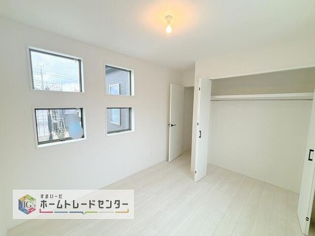 【洋室】各居室に収納を完備しております。収納が豊富な住宅は居室空間がしっかりと使えるので暮らしやすさが断然に上がります。荷物をを気にすることなく家具の配置をお好み通りにできるのも大きな魅力です。