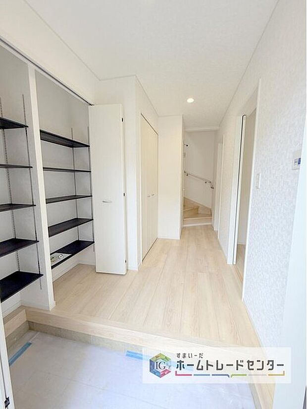 【玄関】シューズクロークです。中は稼働棚となっており、サンダルから、高さのあるブーツまでご自由に収納可能です。収納力の高いタイプになりますので、ご家族が多くても、履物がお好きな方でもご満足いただけます。