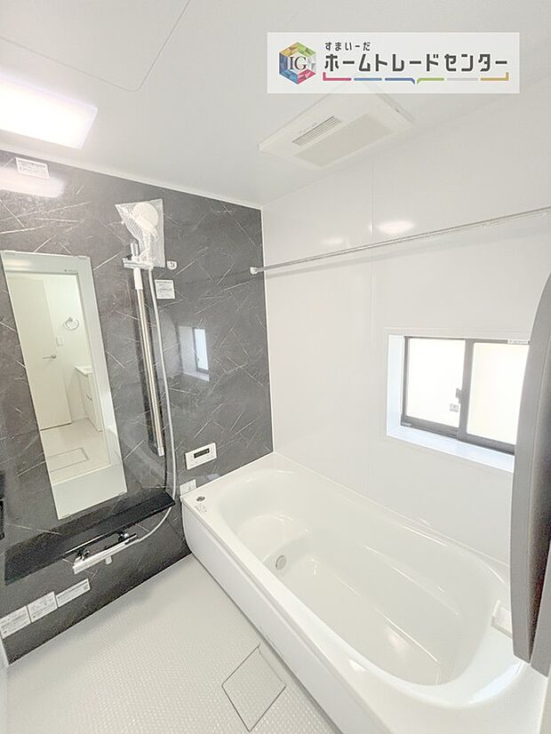 【【浴室】】一坪タイプのユニットバスは、足をしっかりと延ばして一日の疲れを癒すことが可能です。浴室暖房乾燥機も完備しておりますので、カビの心配が無いのはもちろん、雨の日のお洗濯物はお風呂で乾かせます。