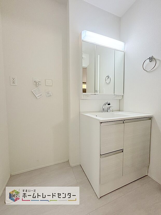 【【洗面所】】合わせ鏡が可能な3面鏡です。朝の忙しい時間でもの身だしなみのチェックもここだけで完結できます。もちろん鏡の後ろは充分な収納力を持った収納となっており、視界に入る部分はスッキリと片付きます。