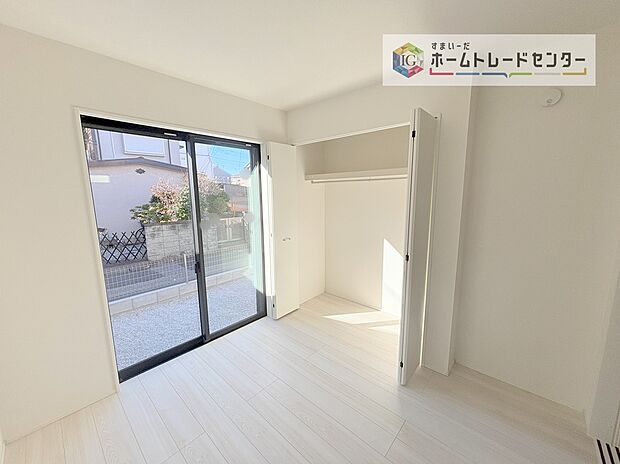 【洋室】リビング隣接の洋室は、その機能を発揮できるようしっかりとした広さをお取りいたしました。普段は開放スペース、お子様の遊び場、お客様がいらしたとき、ご両親様がお泊りに来た時など、色々と使い道がございます。