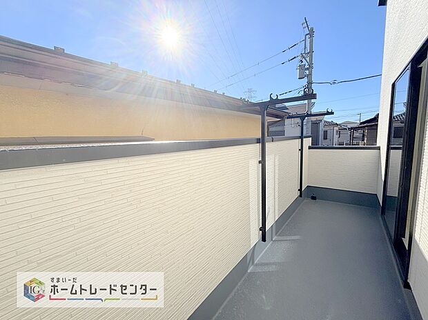 【バルコニー】南面に面したバルコニーはもちろん日当たり良好です。お洗濯物を干していただく際にも楽にできるように奥行きを広くお取りいたしました。明るく、暖かなゆとりあるスペースで快適に家事を行っていただけます。
