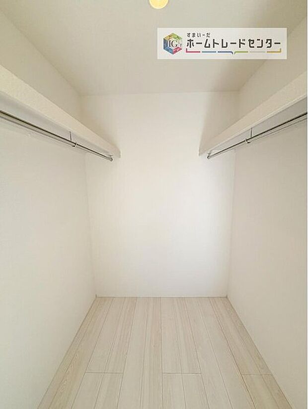 【【ウォークインクローゼット】】お子様との思い出もたっぷりしまえるウォークインクローゼット。衣類だけでなく、鞄などの小物からスーツケースやレジャー用品などの大きな物までたっぷり収納出来ます。

