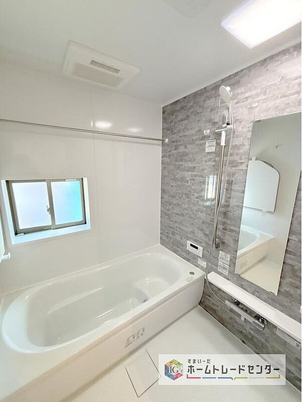 【【浴室】】一坪タイプのユニットバスは、足をしっかりと延ばして一日の疲れを癒すことが可能です。浴室暖房乾燥機も完備しておりますので、カビの心配が無いのはもちろん、雨の日のお洗濯物はお風呂で乾かせます。