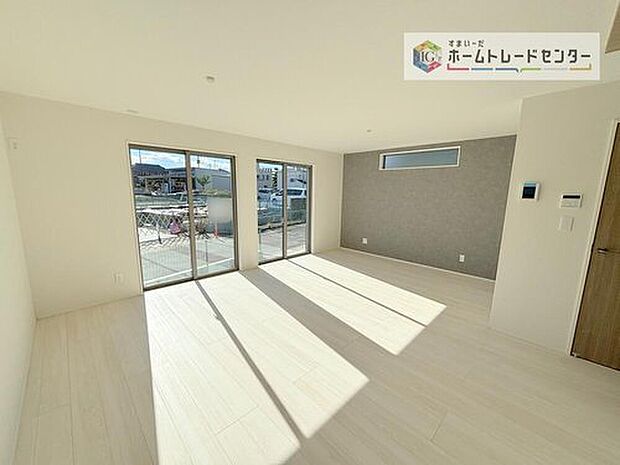 【リビング】日当たりもよく、広々としたリビングです。ゆったりとした家族の時間をお過ごしいただけます。休日はご家族そろって、またはお友達を誘って、明るいリビングで楽しい時間をお過ごしください。