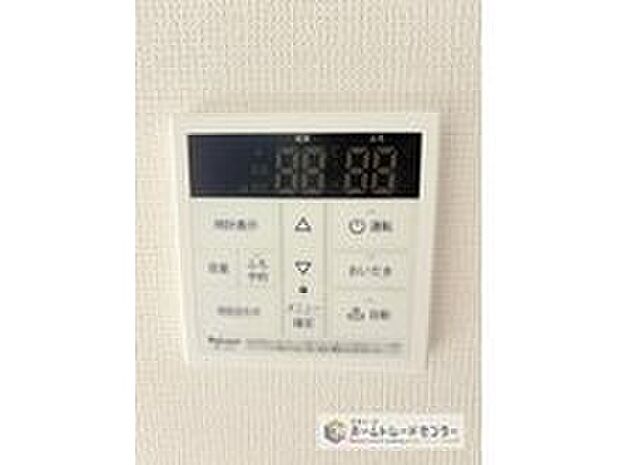 【【オートバス】】自動でお風呂の準備が整うため準備時間の短縮ができ、冬場は室温の低い浴室に行かなくてすむため寒い思いをすることもありません。