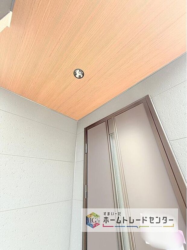 【【人感センサー付きライト】】人を感知するとパッと明るく点灯します。自動で点灯・消灯するので消し忘れの心配がなく、電気代の節約にもつながり便利です。