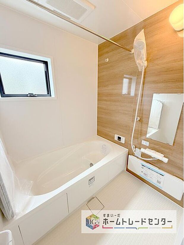 【【浴室】】一坪タイプのユニットバスは、足をしっかりと延ばして一日の疲れを癒すことが可能です。浴室暖房乾燥機も完備しておりますので、カビの心配が無いのはもちろん、雨の日のお洗濯物はお風呂で乾かせます。