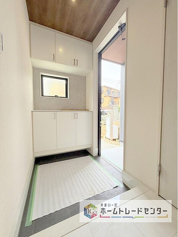 【玄関】玄関に備え付けのシューズボックス。大容量の収納力でご家族の履物もすっきり収納できます♪片付けが楽になる豊富な収納は、日々のストレス軽減にもつながります。