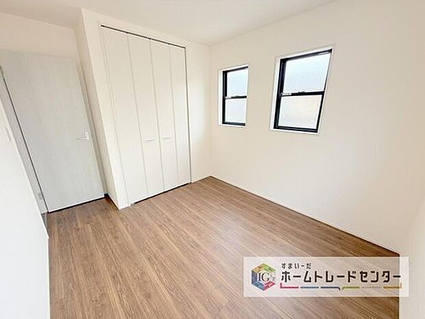 【洋室】各居室に収納を完備しております。収納が豊富な住宅は居室空間がしっかりと使えるので暮らしやすさが断然に上がります。荷物をを気にすることなく家具の配置をお好み通りにできるのも大きな魅力です。
