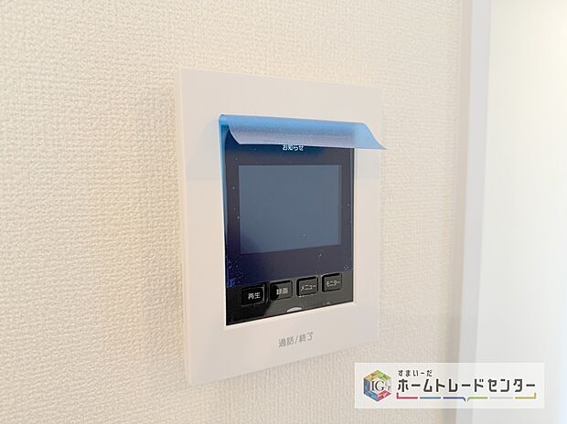 【【TVモニター付きインターホン】】録画機能もあり、どのような人が何時に来訪されたのかが分かります。防犯上はもちろん、お届け物などの把握にも便利です。ライトが付いているので、夜間でも安心です。