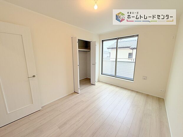 【洋室】2階洋室です。このお部屋と隣室どちらからでもバルコニーは出入り可能です。バルコニーに面したお部屋を主寝室にしたのはいいけれど、お休みになってる方がいてお洗濯ものを干しに行けない、なんてことはありません