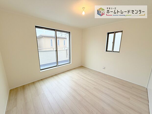 【洋室】日当りの良さは写真でも充分に伝わるかと思いますが、開放感のある周囲にめぐまれたおかげで、風通しもとても良くなっております。ぜひ現地を見ていただき体感していただきたいポイントです。