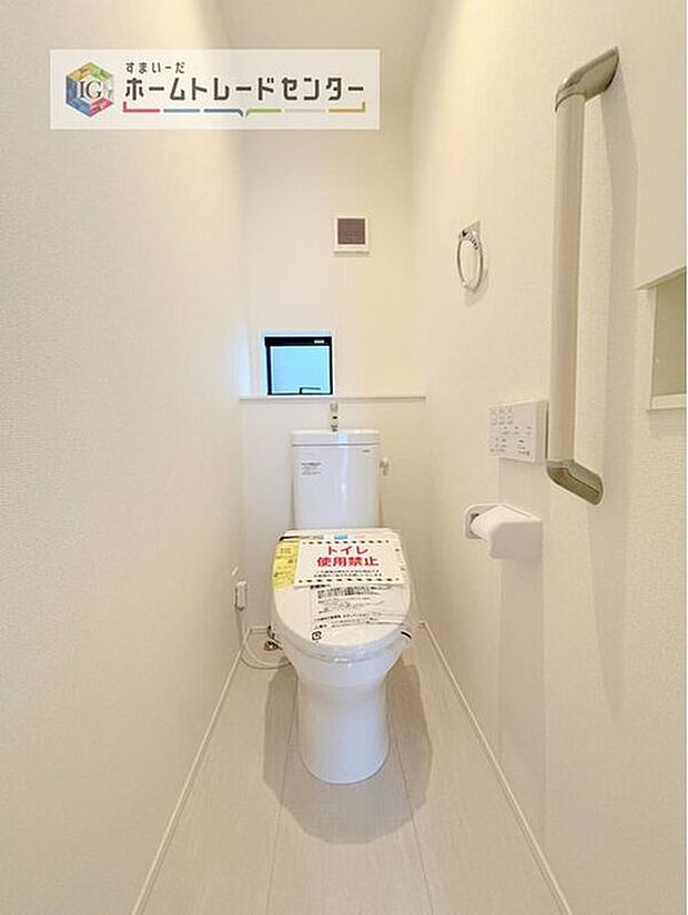 【【トイレ】】暖房機能の付いた便座は冬の寒い日にはあって良かったと本当に思います。もちろん快適で清潔なシャワー機能は標準で備えています。スペースも広くとっているので普段のお掃除もしやすいトイレスペースです。