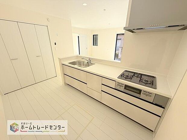 【キッチン】キッチンの横には大きなパントリーを設けました。そのまま食材の保管庫としてお使い頂いても良いですし、1階は何かと物が多くなるので、お掃除道具やお子様のおもちゃ収納にお使い頂いても良いかと思います。