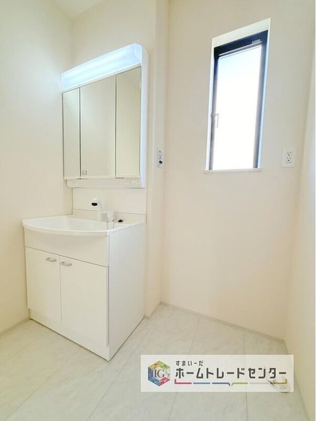 【【三面鏡洗面化粧台】】耐震性を発揮する鉄筋入りスラブー体基礎を採用。地面から基礎上端までの高さを400mm以上確保。地面からの湿気を防ぎ、不等沈下や地震時のねじれを防ぐ効果があり、白蟻に対する予防策としても有効です。