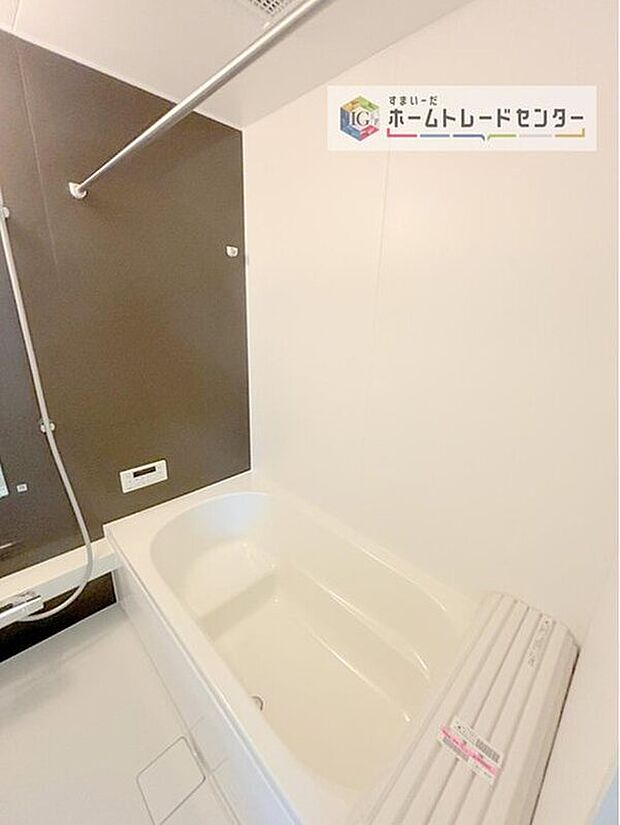 【【浴室】】一坪タイプのユニットバスは、足をしっかりと延ばして一日の疲れを癒すことが可能です。浴室暖房乾燥機も完備しておりますので、カビの心配が無いのはもちろん、雨の日のお洗濯物はお風呂で乾かせます。
