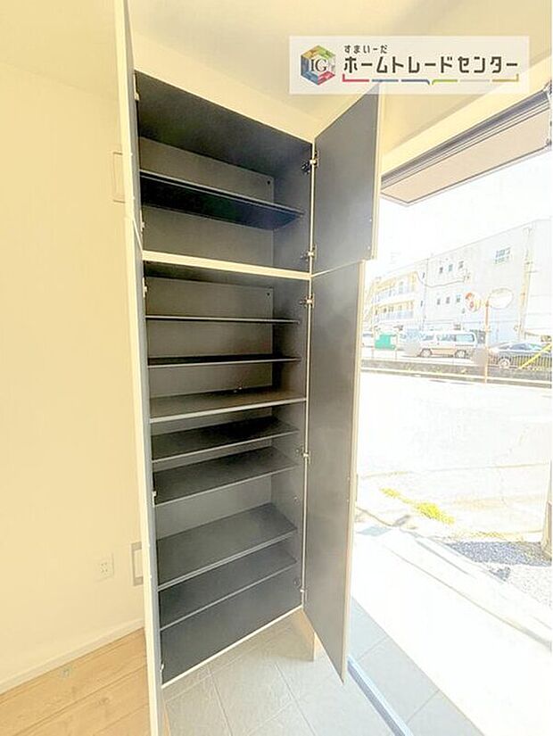 【玄関】シューズクロークです。中は稼働棚となっており、サンダルから、高さのあるブーツまでご自由に収納可能です。収納力の高いタイプになりますので、ご家族が多くても、履物がお好きな方でもご満足いただけます。