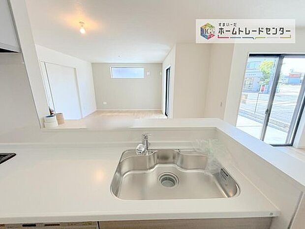 【キッチン】キッチンからリビングの視界です。家事をしていてもしっかりご家族とコミュニケーションをお取りいただけます。お片付けの当番になった方もこれでしっかりと話題の中に入っていけます。