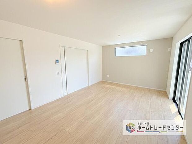 【リビング】縦長で奥行きのあるリビングは、家具の配置がしやすく使い勝手が非常に良いです。特にソファを配置した時にその便利さがお分かりいただけると思います。ゆったりと、くつろげる場所でなくてはならないと考えています