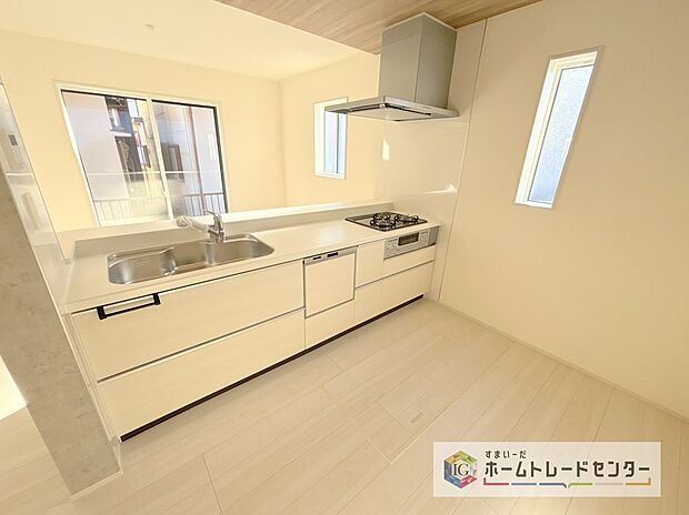 【キッチン】キッチンも明るく使っていただくために、上部の吊戸棚をあえてなくしました。収納機能としてはあまり使い勝手が良くないとのお声もあり、それであれば視界も良くなる開放スタイルへと変更したところ大正解でした。
