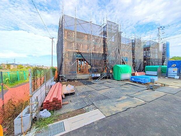 【前面道路含む現地写真】耐震等級最高等級の住宅性能評価書はもちろん、長期優良住宅の認定も受けた高性能な住宅です。長く、安心して住んでいただきたい、だからこそ厳しい第三者のチェックをお願いし、お客様に安心を届けます。